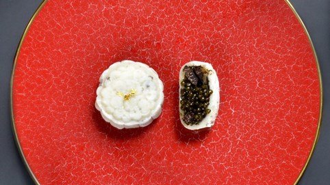 Những chiếc bánh trung thu sang chảnh nhất mùa trăng 2020: Nhân bào ngư, trứng caviar lần đầu tiên ra mắt